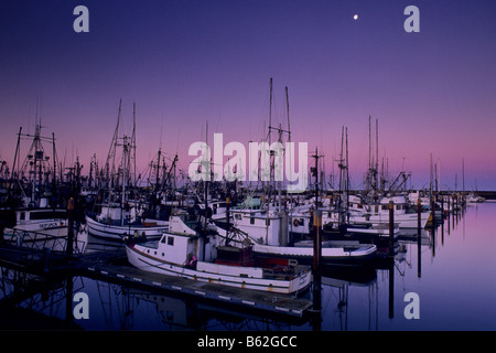 La lune à l'aube sur les quais du port de bateaux de pêche de Crescent City en Californie Banque D'Images