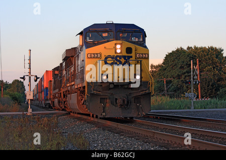 CSX 633 numéro de la locomotive tirant un train à Harborcreek, Pennsylvania, USA. Banque D'Images