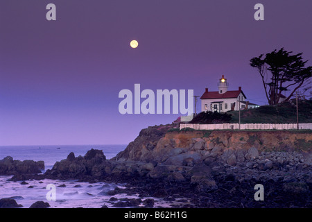 Réglage de pleine lune à l'aube de la batterie au Point Lighthouse Crescent City Comté de Del Norte en Californie Banque D'Images