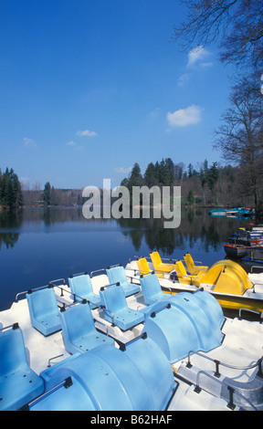 Pédalos sur le lac Ebnisee, Jura souabe, Souabe Frankenwald, Bade Wurtemberg, Allemagne Banque D'Images