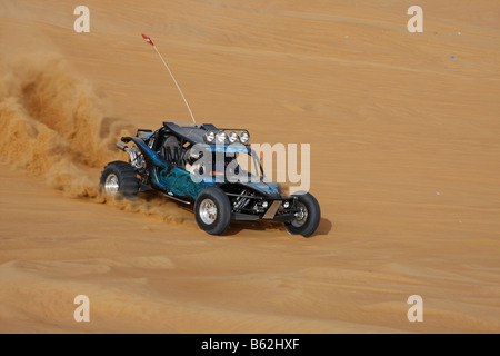 Une Dune Buggy DANS LE SAFARI DANS LE DÉSERT À DUBAÏ Banque D'Images