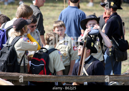 Bénéficiant d Boyscouts parlant à un soldat de l'Union reenactor reconstitution au cours d'une guerre civile au vieux Wade House Greenbush au Wisconsin Banque D'Images