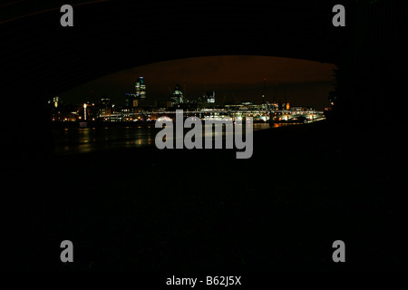 Vue sur la Tamise à Southwark Bridge Millennium Bridge et de Blackfriars sous pont de chemin de fer, Londres Banque D'Images