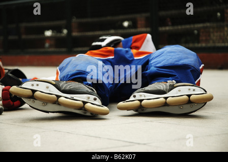 Joueur de hockey sur glace en position couchée Banque D'Images