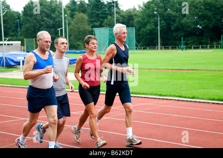 Groupe de l'exécution de personnes sur une piste de course Banque D'Images