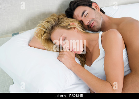 High angle view of a young woman lying on the bed Banque D'Images