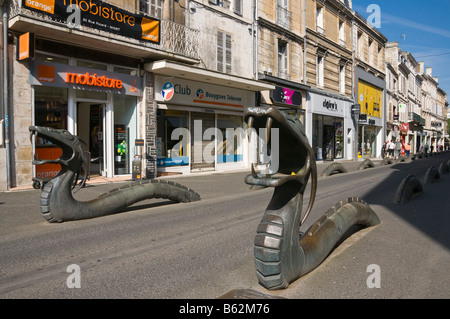 Dragons de bronze marquant les bords de route dans une rue commerçante à Niort Deux Sèvres France Banque D'Images