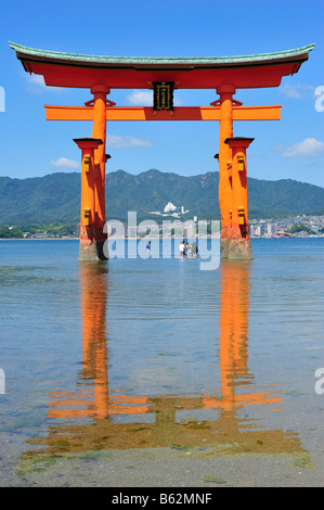 La porte flottante, Miyajima cho, Hatsukaichi, Préfecture de Hiroshima, Japon Banque D'Images