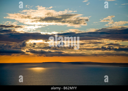 Coucher de soleil sur l'océan Atlantique à partir de la côte du comté de Clare, Irlande. Banque D'Images