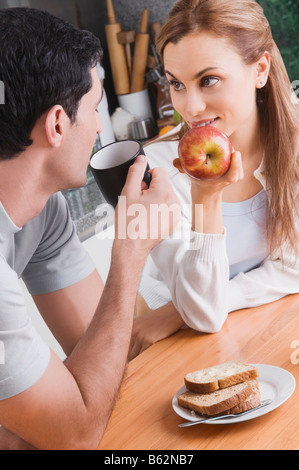 Young couple having breakfast Banque D'Images