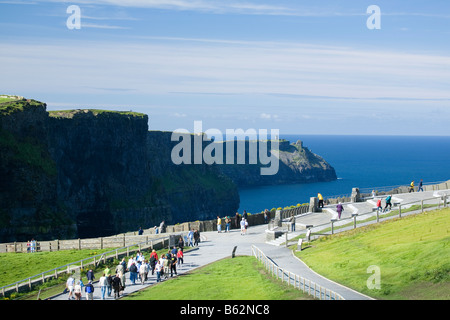 Visiteurs à falaises de Moher Co Clare Ireland Banque D'Images