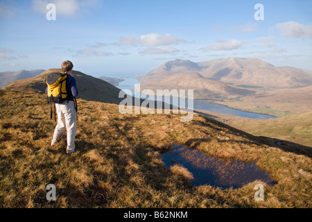 Plus de Killary randonneur à la colline de Carrigbyrne, Maumturk Mountains, Connemara, comté de Galway, Irlande. Banque D'Images