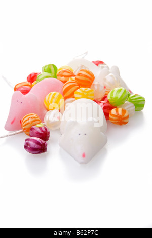 Les souris et le sucre candi bonbons durs colorés sur fond blanc Banque D'Images