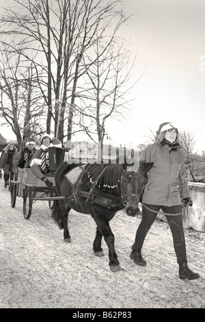 Parade du Père Noël avec chariot à cheval célébration de Noël traditionnel suédois svensk tomteparad med häst och vagn s/v/b Banque D'Images