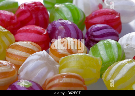 Bonbons durs colorés sur fond blanc Banque D'Images