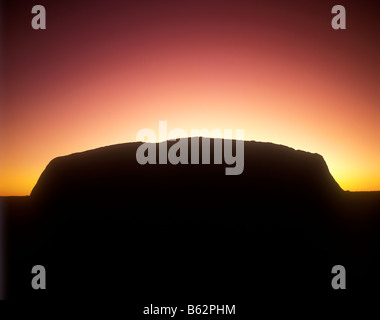 Lever de soleil spectaculaire sur Ayers Rock dans le Parc National d'Uluru-Kata Tjuta Banque D'Images