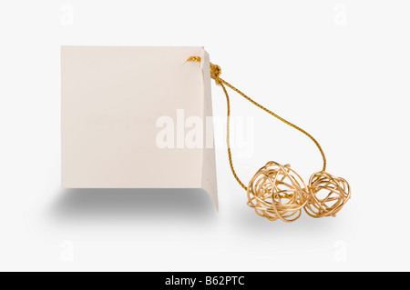 Étiquette papier cadeau isolés avec des boules d'or pour une fête Banque D'Images