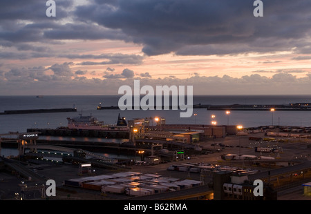 Le Port de Douvres au crépuscule Banque D'Images