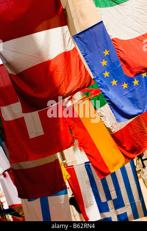 Close-up of les drapeaux nationaux de divers pays européens, Sorrento, Naples, Campanie, Italie Province Banque D'Images