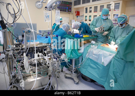 Équipe de chirurgiens d'effectuer une chirurgie cardiaque de dérivation, Reykjavik, Islande Banque D'Images