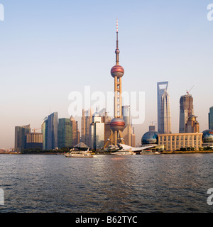 Oriental Pearl Tower Pudong District et la rivière Huangpu Shanghai Chine Banque D'Images