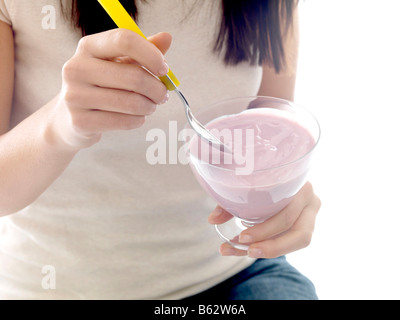 Femme mangeant du yaourt probiotic parution modèle Banque D'Images