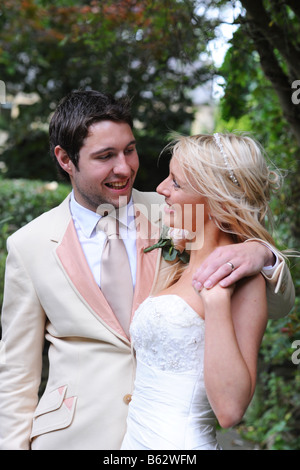 Couple de jeunes mariés parution modèle West Yorkshire Banque D'Images