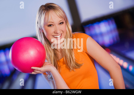 Portrait of a young woman holding a bowling ball Banque D'Images