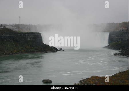 Vue des chutes Horseshoe du Canadiasn côté de la rivière Niagara Banque D'Images