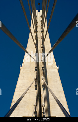 Pont piétonnier de la rivière Fuengirola / Puente de la Armada Española, pont suspendu piétonnier à câbles au-dessus de Rio Fuengirola, Costa del sol, Espagne Banque D'Images