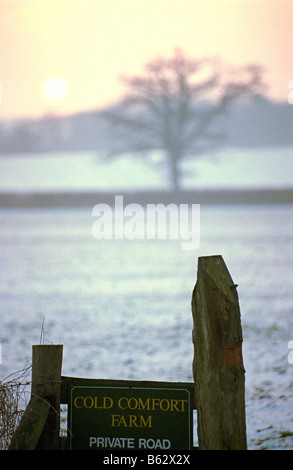 Signe sur la porte en hiver, au coucher du soleil, Alcester Warwickshire, Angleterre Banque D'Images
