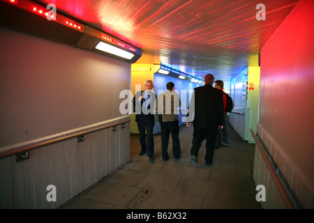 Gens de passage sous Waterloo London Banque D'Images