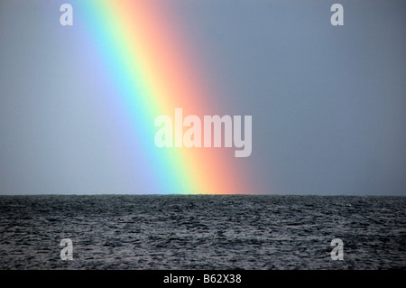 Une vue agrandie d'un arc-en-ciel en mer. Banque D'Images