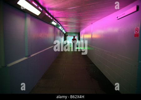 Homme de passage sous Waterloo London Banque D'Images