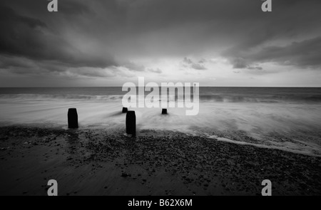 Défenses entre Happisburgh mer cassée et Panier vide sur la côte de Norfolk. Banque D'Images