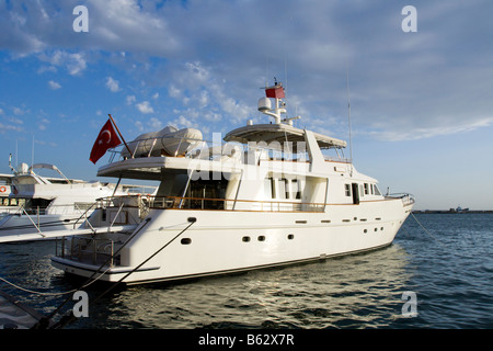 Un yacht dans le milieu marin Banque D'Images