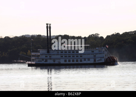 Le Showboat Branson Belle pagayer sur Table Rock Lake Branson Missouri dans la soirée Banque D'Images