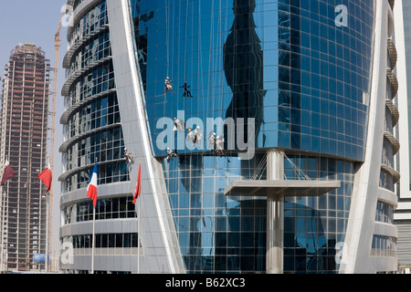 Nettoyage de vitres à l'extérieur de la tour de Doha Qatar Banque D'Images