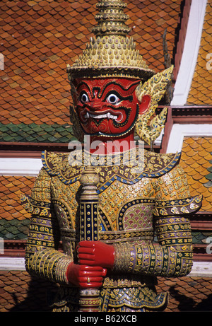 Un gardien géant figure, ou 'uriyaphob', monte la garde à l'extérieur du Grand Palais Royal de Bangkok, Thaïlande Banque D'Images