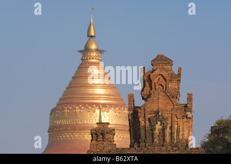 Stupa doré de la Pagode Shwezigon Banque D'Images