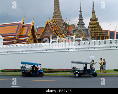 Tuk Tuks en face du Grand Palais et Wat Phra Kaew à Bangkok en Thaïlande Banque D'Images