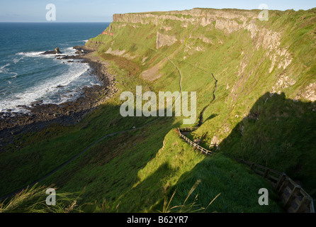 Étapes vers le bas : Les étapes vers le bas pour le pont-jetée du haut de la falaise avec la pointe de l'est au-delà. Banque D'Images