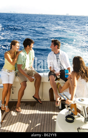Deux couples appréciant la bière dans un tourboat Banque D'Images