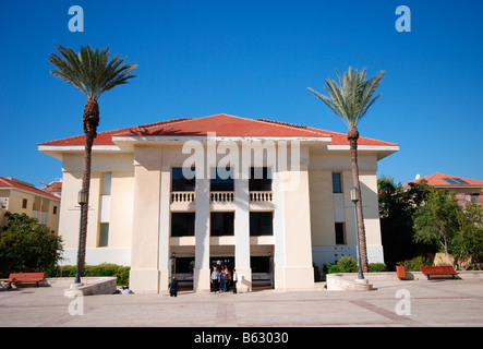 Israël Tel Aviv Neve Tzedek Suzanne Dellal centre culturel entrée au bâtiment principal avec 2 palmiers Banque D'Images