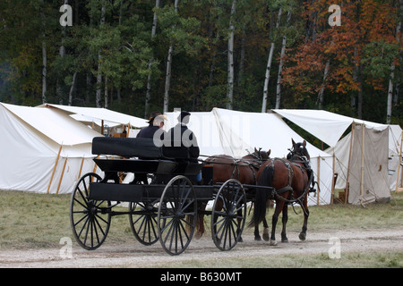 Un buckboard buggy à travers le campement de tentes dans une guerre civile à la reconstitution Wade House Greenbush au Wisconsin Banque D'Images