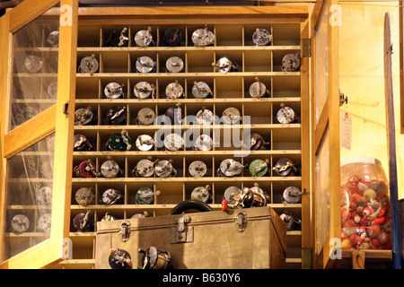 L'équipement de pêche anciens affichée à la Bass Pro Shop store articles incluent les flotteurs moulinets et attirail de pêche fort Banque D'Images