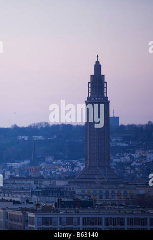 Vue de Le Havre, France, et le clocher de l'église de Saint Joseph, du port Banque D'Images