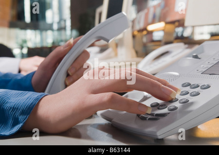 Close-up of a woman's hand en utilisant un téléphone Banque D'Images