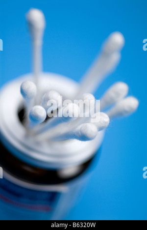 Close-up de tampons de coton dans un pot Banque D'Images