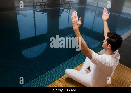 High angle view of a Mid adult man practicing yoga au bord de l'eau Banque D'Images